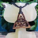 Collier - Triquetra en bois de 2,25" avec cordon noir