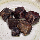 Spécimen d'almandin à facettes grenat