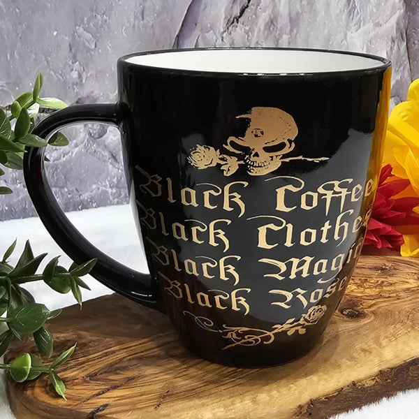 Café noir, tasse de vêtements noirs