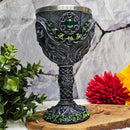 Calice de la vieille mère de la jeune fille 