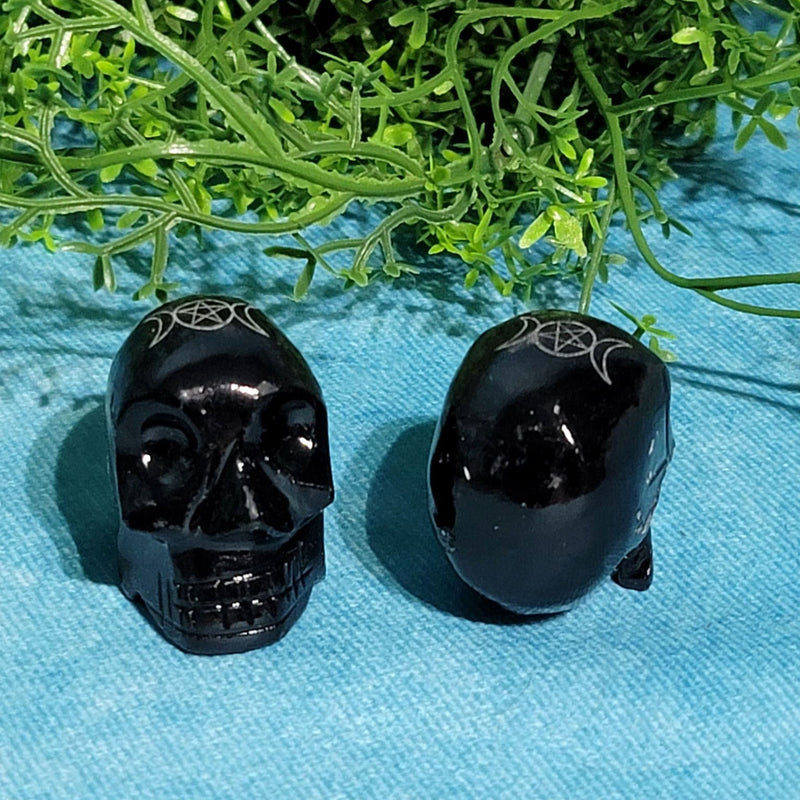 Figurine tête de mort 1,5" en onyx noir avec Pentacle