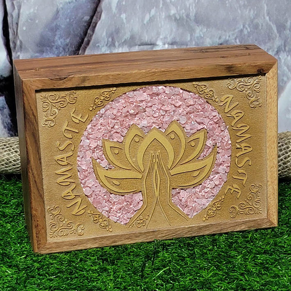 Boîte doublée de bois - Namaste avec incrustation de quartz rose 5" x 7"