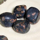 Pierre roulée obsidienne flocon de neige rouge